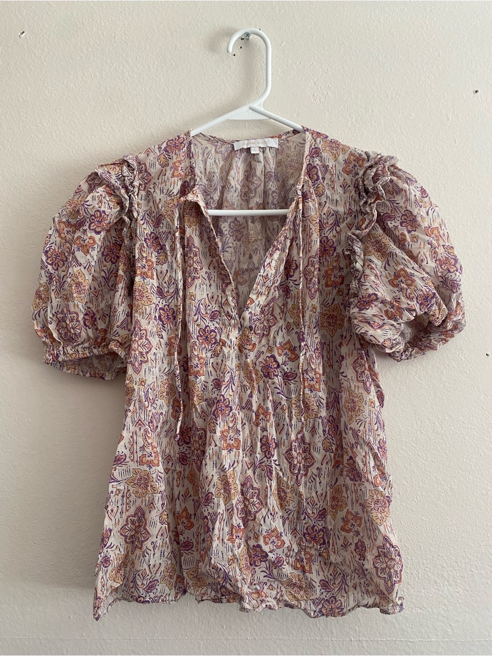 Floral Puff-Sleeve V-Neck Women's Top in Mauve and Cream